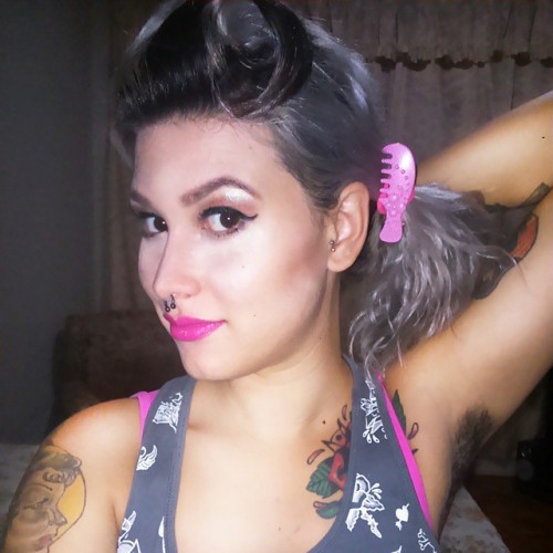 Porque caras barbudos se incomodam tanto com os pelos das minhas axilas???? Faz sentido! #PinUp #hai