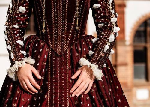 Queen Elizabeth I’s Red Gown (based on The Hampden Portrait of Elizabeth I, by Van Der Meulen,