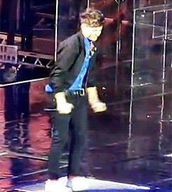 aryanstark:  Louis doing his new favorite dance move 