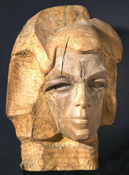 Sarah Lipska, Wood Bust Sculpture of Marchesa Luisa Casati, 1930. Musées de Poitiers.