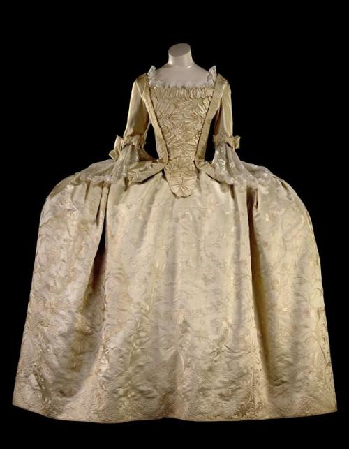 1747-1765 Gala gown, so-called mantua, consisting of over garment and skirtsatin with Chinese silk e