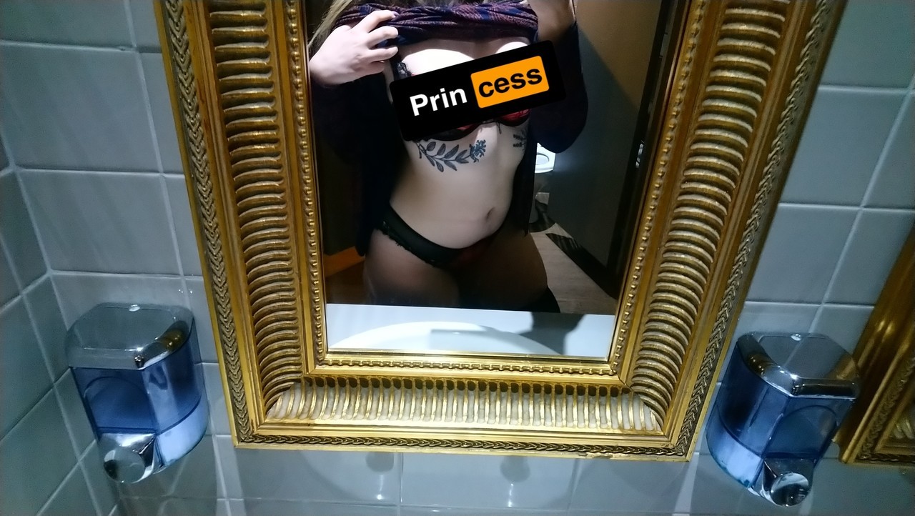 stilll0standfading:   went to the pub, got a lil tipsy, took some nudes find me on