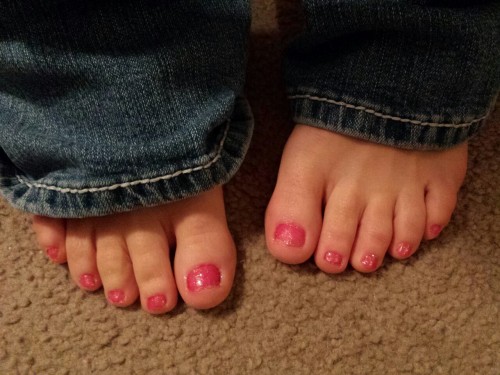 its-all-about-the-toes: prettywifefeet:  My wife  It’s all about the TOES.