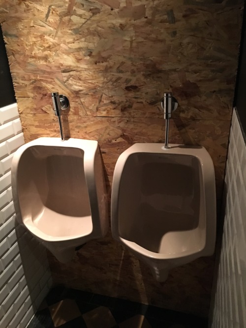 Amadeo in Brussels, all you can eat ribs. Unisex restroom wit extremely close urinals without devid
