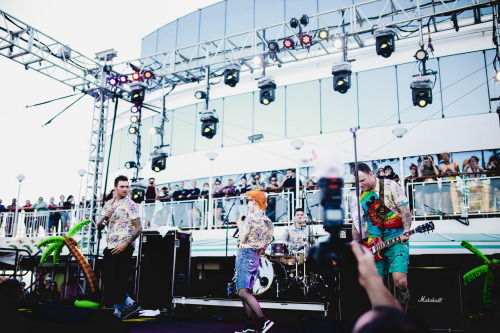 Hayley Williams performs with New Found Glory on PARAHOY! (3/8/16)