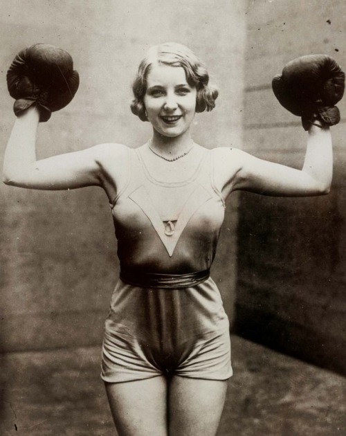 historium:Irishwoman Elsie Connor strikes a pose as a boxer. Broadway, 1931
