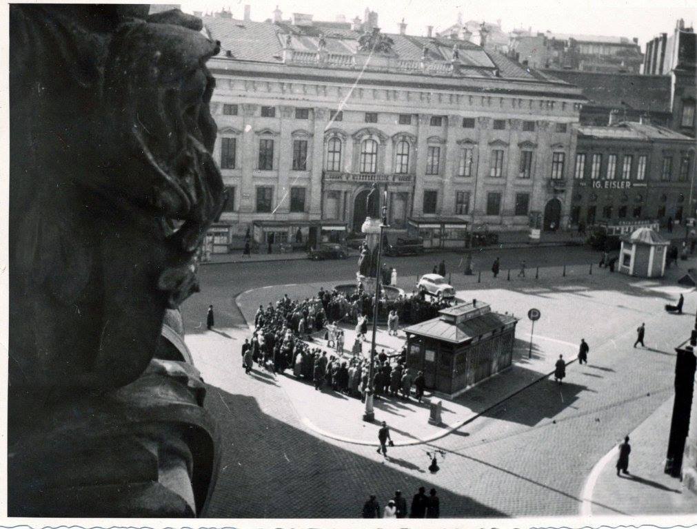 Ein Blick auf die Freyung, tanzende Paare und das Palais Harrach - irgendwann in den 1930ern (© Ernst Rassl Privatarchiv)