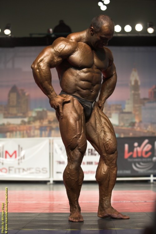 Daz Ball with that ungodly physique, legs, and vascularity showing how it’s done.