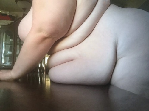 stuffed-deluxe: mamahorker:Letting those fat rolls feel some air. ♥️ Doughy Doll~