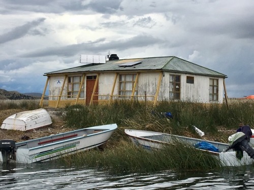 Barcos y casa, islas flotantes de Urdos, Lago Titicaca, Puno, Péru, 2017.