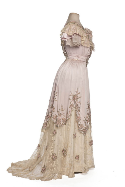 lookingbackatfashionhistory: • Evening gown. Maker: Clergeat (maison de confection, Paris) Date: 189