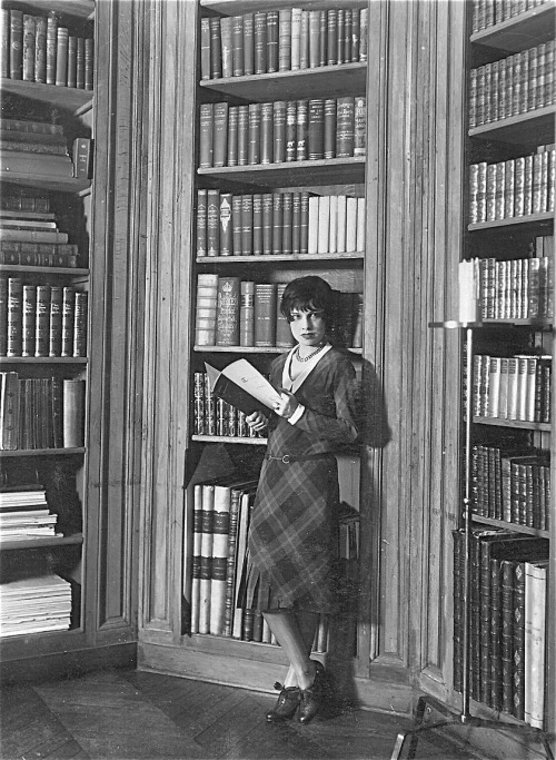 miss-flapper:
“ A very scholarly Anita Loos, 1926
”