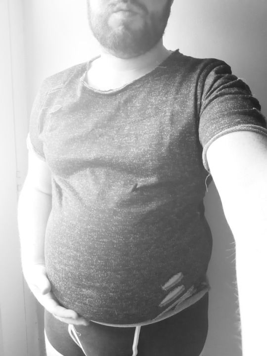 roundanproud:  This tshirt makes me look fat 