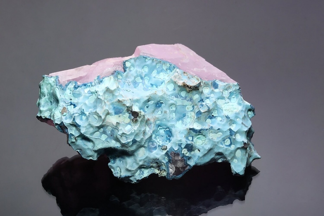 hematitehearts:  Cobaltoan Calcite on Shattuckite Locality: Tantara Mine, Katanga,