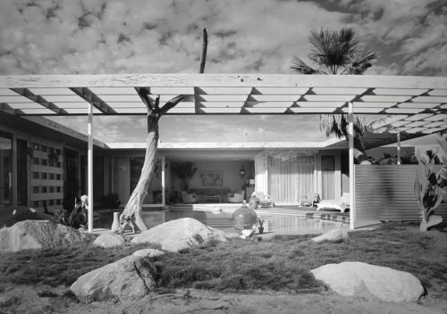 ofhouses:  345. Albert Frey /// Loewy House /// Palm Springs, California, USA /// 1946-47 OfHouses guest curated by Sebastian Adamo (Adamo-Faiden): “The house as an oasis that induces to the celebration of climate.”(Photos: © Julius Shulman, Peter