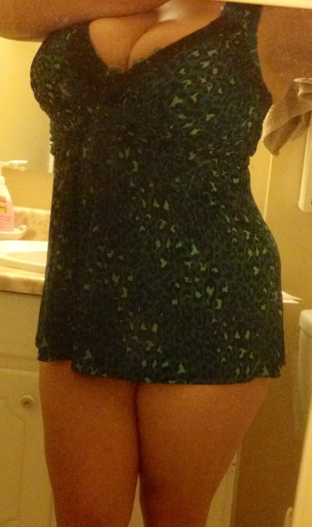 boowiebrown:I have spent the morning going through my clothes and dresses, etc. seeing what I could 