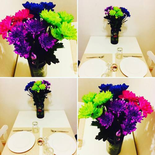 Dinner with my boo and look at the color of the flowers #stunningcolors #flowerupyourlife #dinnernig