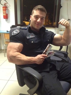 seeker310:  freakshow4fun:  Nice muscle.  Yes. Check out that huge bicep. Security Guards are HOT!!