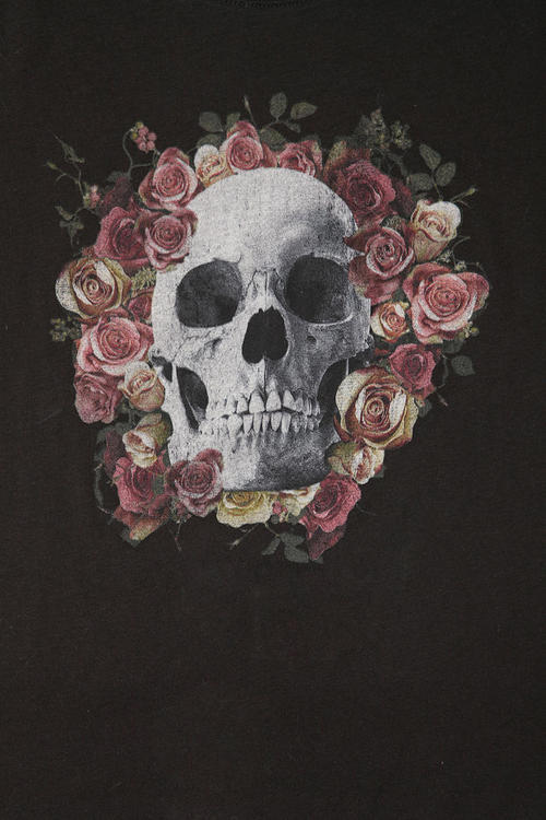 janggo09:  I am getting addicted to skulls and flowers.