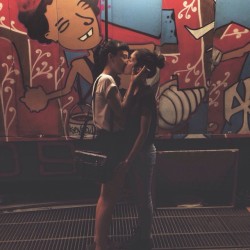 momimtotallygay:  👩‍❤️‍💋‍👩