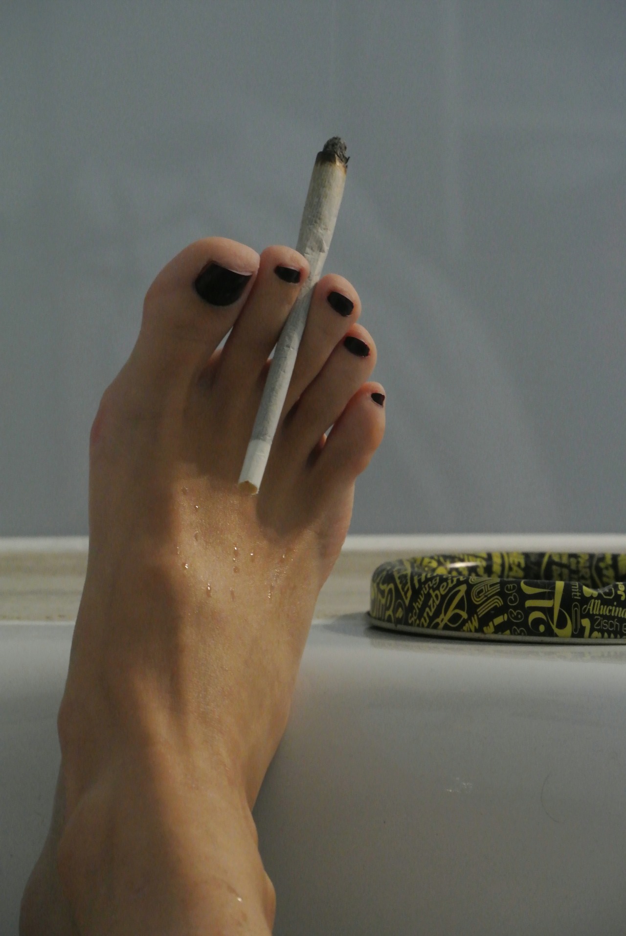 malicaanders:  my toes are smoking hot! ;)