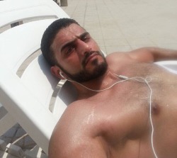 kolbix32:  stratisxx:  This arab daddy is straight. But many straight arab men would fuck a bottom if it was discreet.  Hola 