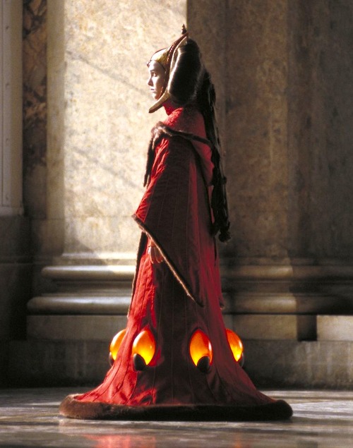 mademoisellelapiquante:   Natalie Portman as Queen Amidala in Star Wars: Episode - I The Phantom Men
