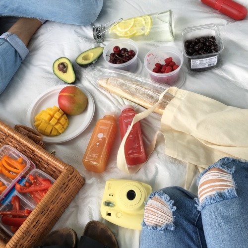 matissie:  perfect summer picnic 🍒🍋 ig: fleurilie