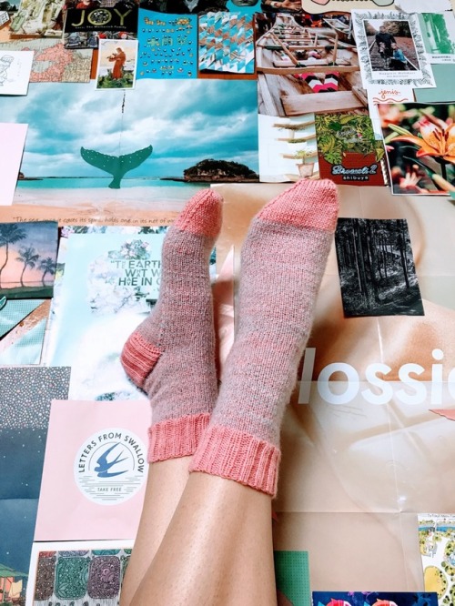 makinguselessthings:Whipped up some “sister socks” while in Tokyo. I had planned on keep