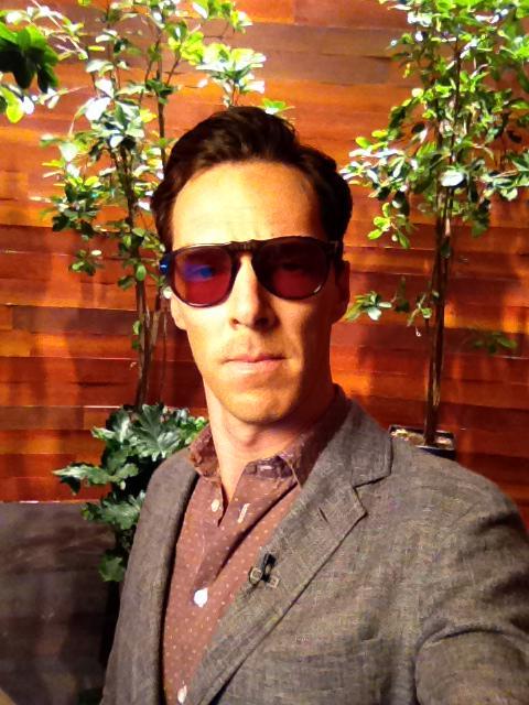 sue-78:Ellen DeGeneres ‏ Benedict Cumberbatch is a man of many talents. Wearing sunglasses is one of