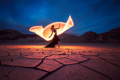 mymodernmet:‘Light Painting’ Duo Captures Perfectly-Timed Photo as Lightning Strikes