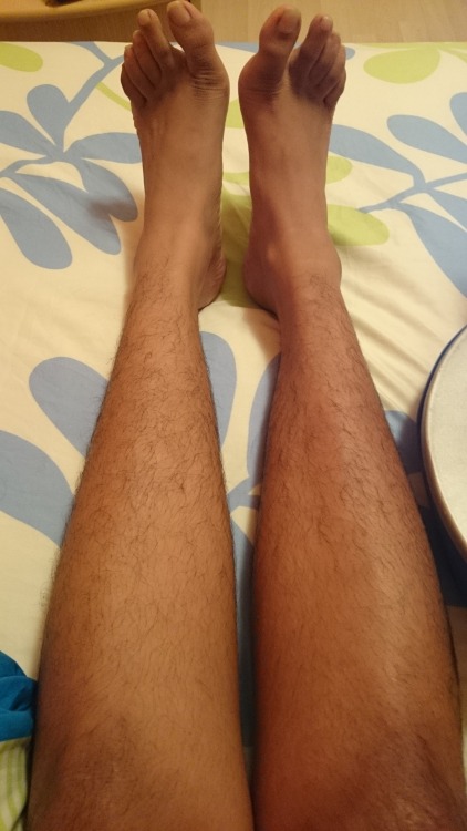 hairylegsclub: Usually my preference for myself is waxed legs. However, I’m a very lazy person