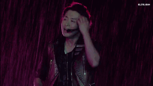 Arashi performing P.A.R.A.D.O.X in the rain during Blast in Hawaii (2014).