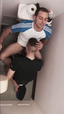 lago14:  spycamdude2:  After practice…Busted!Like spy? take a sneaky peek!The biggest spy cams archive!Follow me!….http://spycamdude2.tumblr.com/  Hot  I sucked Big everytime he got done weight lifting