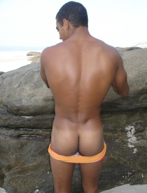 dominicanblackboy: ramesesnef:losmachos: Pelado na praia de pau duro! Follow me Wowowow que pinche