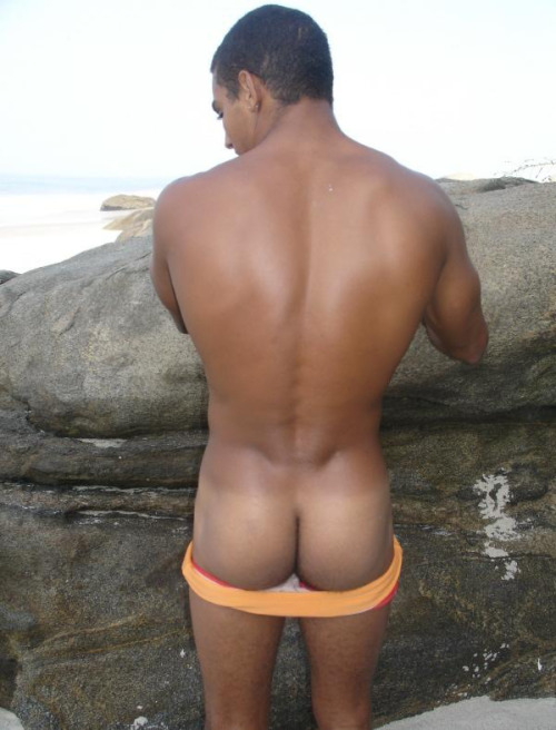 dominicanblackboy: ramesesnef:  losmachos: Pelado na praia de pau duro! Follow me Wowowow que pinche