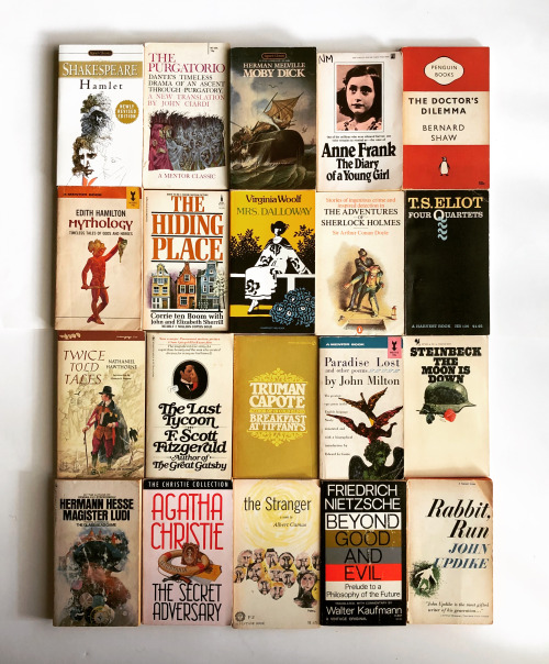 macrolit:  Giveaway Contest: To celebrate 2020, we’re giving away twenty paperback classics featuring Truman Capote, Virginia Woolf, T.S. Eliot, John Steinbeck, Agatha Christie, and others! Won’t this collection look lovely on your shelf? :DTo win