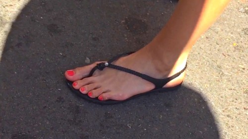 Candid feet and face of sexy young brunette at the Farmer&rsquo;s Market. Nice red toenails!