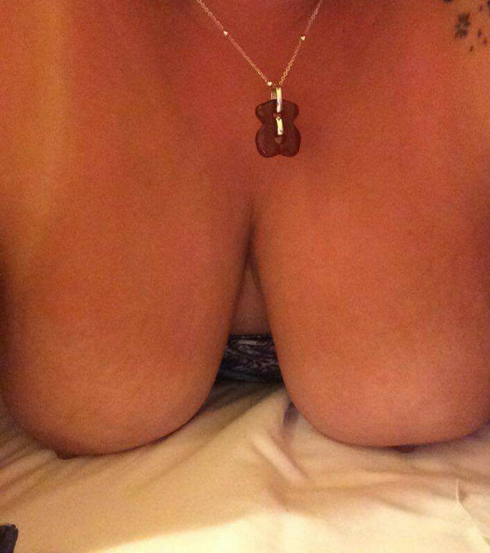 megustalasacarleche:  Mi esposa esta cariñosa esta noche y les envía sus ricas
