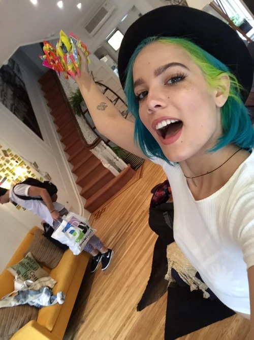 idrathergoforgirls:  👭
