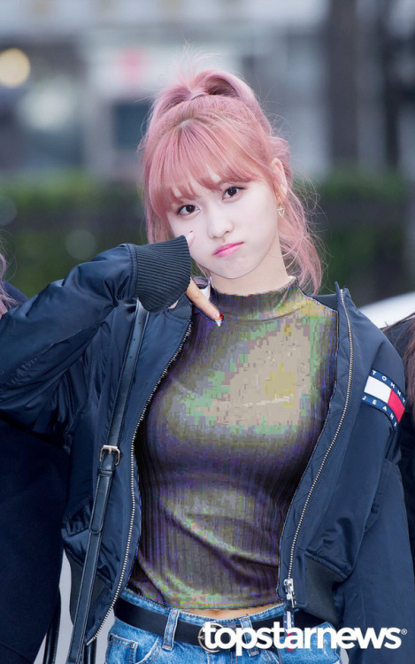 eyecandieskpop:  eyecandieskpop:TWICE Momo a few more with x-ray