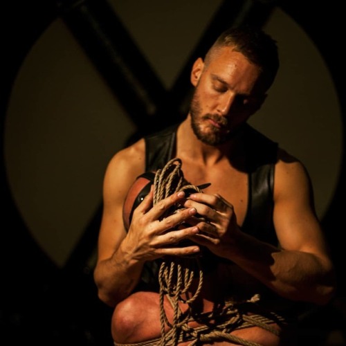 mastergiacon: Ropes smells. #ropes #shibari #bondageart #shibarilove #kinbaku #gayboy #gaylove (pres