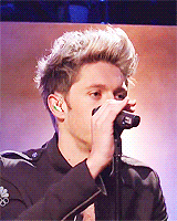 lewisandneil:  Niall performing Through the Dark on SNL 