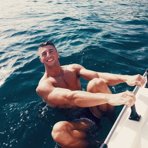 Sexy muscle guys