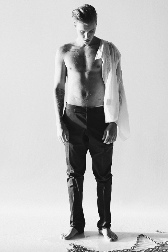 celebgosspb:    Singer @justinbieber gets chained up and submerged to cover Complex