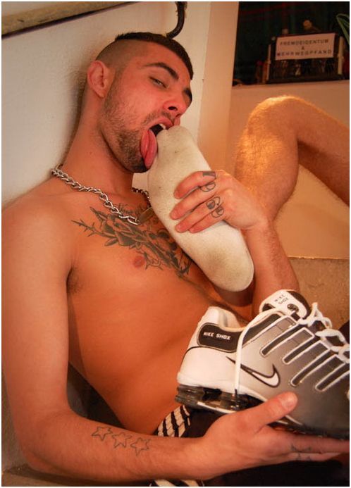parisiangayperv:  lick boy