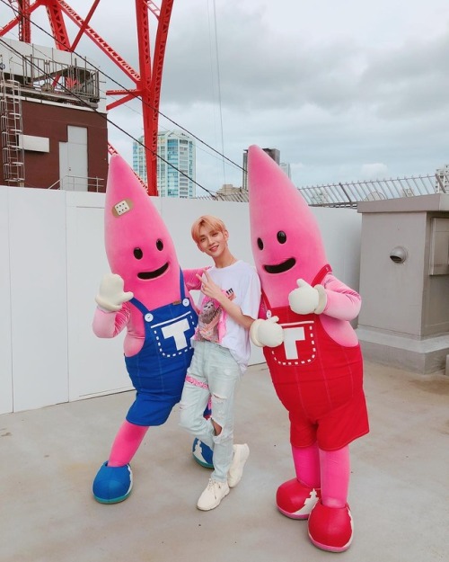 joshua-data:[180912] Joshua′s Instagram Update ♡Tokyo tower #roppongbrothers #pink #rainyweather