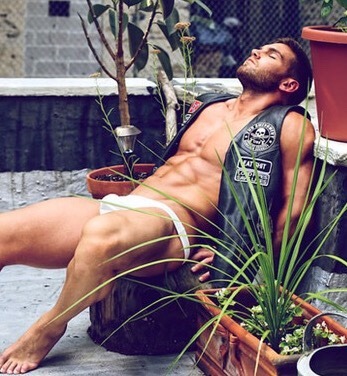 furrypty:  A blog to indulge your senses with the beauty of the male shapes.The blog