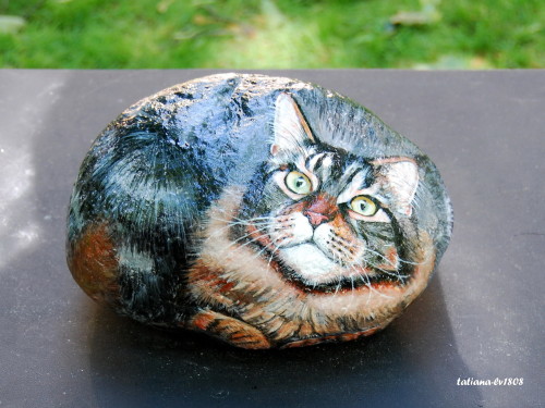 Elena Gromyko "Кото-камушки”(via tatiana-lv)Give me these painted stone cats now.  Especially t