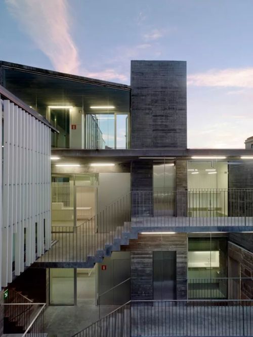 archatlas:       Property Registration Offices in Spain  Property Registration Offices by Irisarri Piñera Arquitectos seeks a balance between a joint organization, and not give up the presence of clustered buildings, between get a sense of unitary